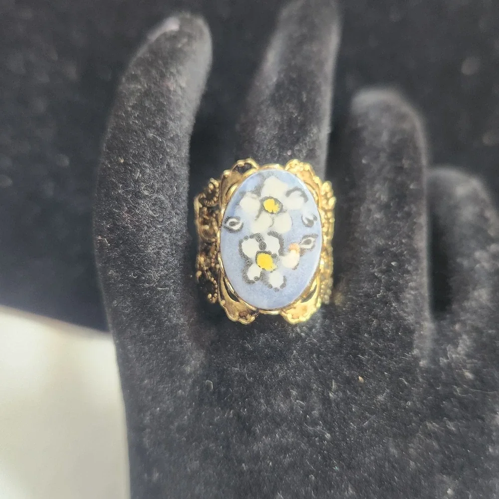Vintage Gold Tone Filigree Daisy Porcelain Cabochon Ring Blue Floral Size‎ 7.5